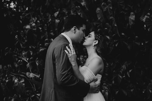 Darmowe zdjęcie z galerii z całowanie, czarno-biały, fotografia mody