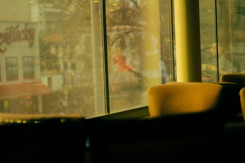 Безкоштовне стокове фото на тему «вікно, крісло, легкий»
