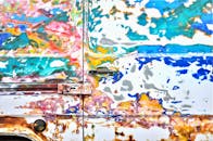 车门特写以抽象风格呈现，展示了色彩缤纷、充满活力的漆面图案与纹理