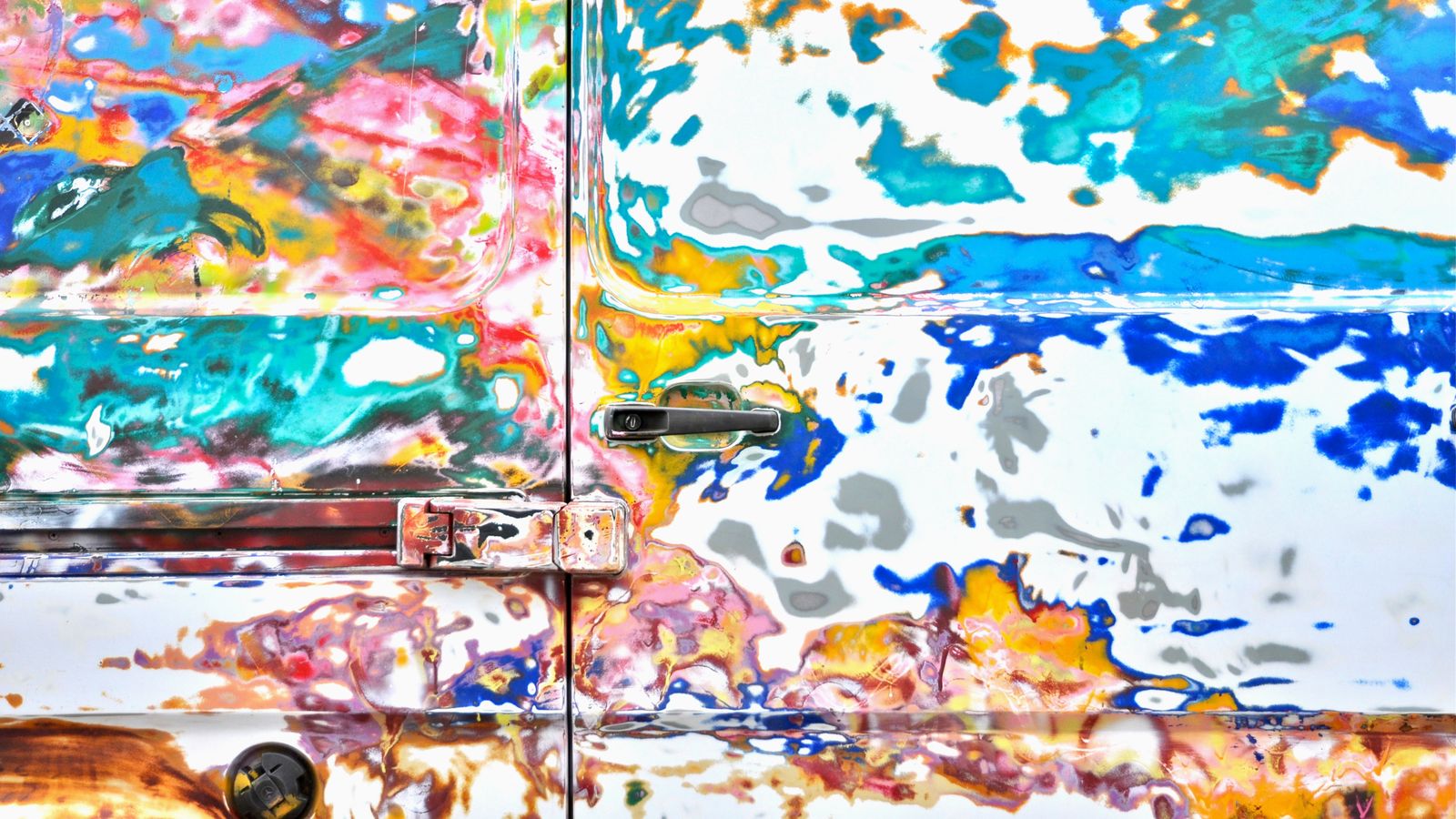 Inspeção da pintura e da cor original na abertura da porta de um carro usado