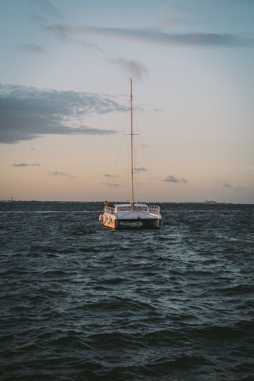 Perahu Kayu Putih Dan Coklat