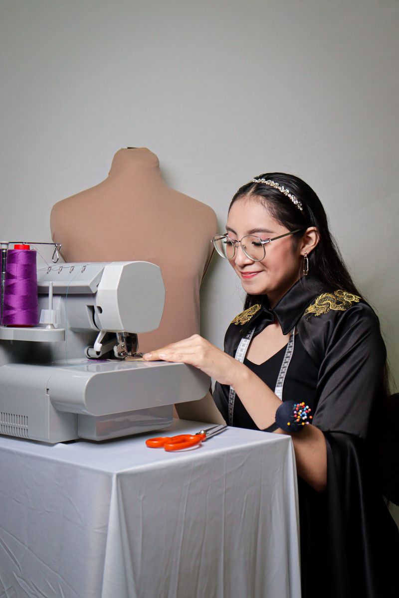 Persona trabajando en su taller de confección