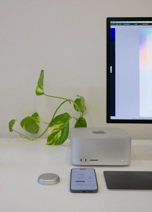 akıllı telefon, beyaz masa, bilgisayar içeren Ücretsiz stok fotoğraf