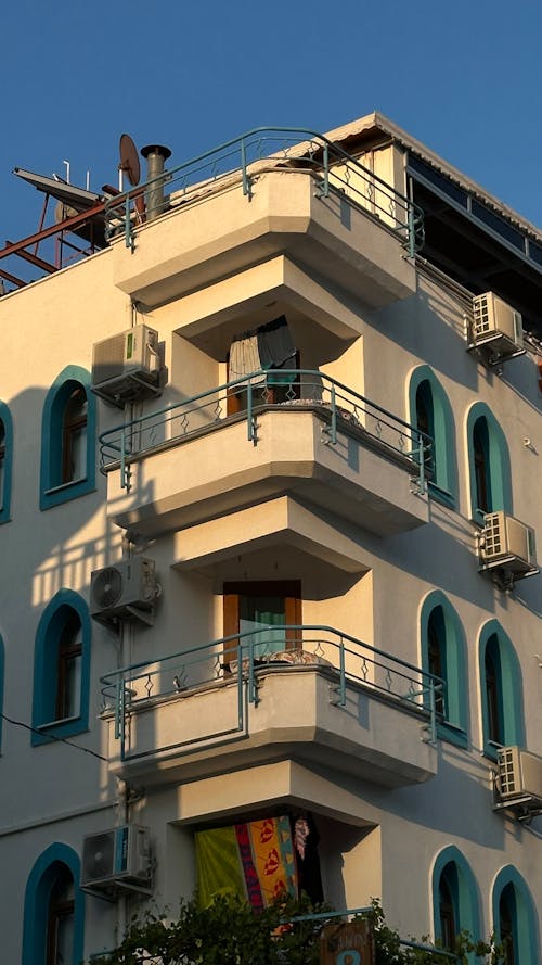 Foto d'estoc gratuïta de balcons, barris residencials, casa de poble