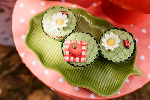 cupcake'ler, dekorasyonlar, natürmort içeren Ücretsiz stok fotoğraf