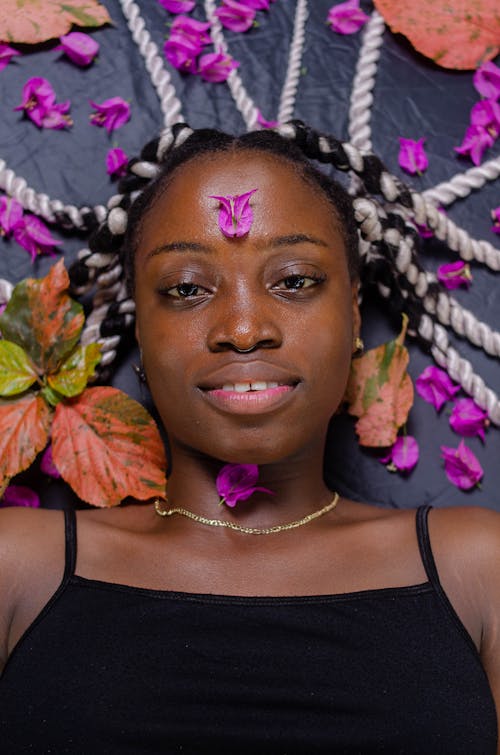 Photos gratuites de dreadlocks, femme africaine, fleurs