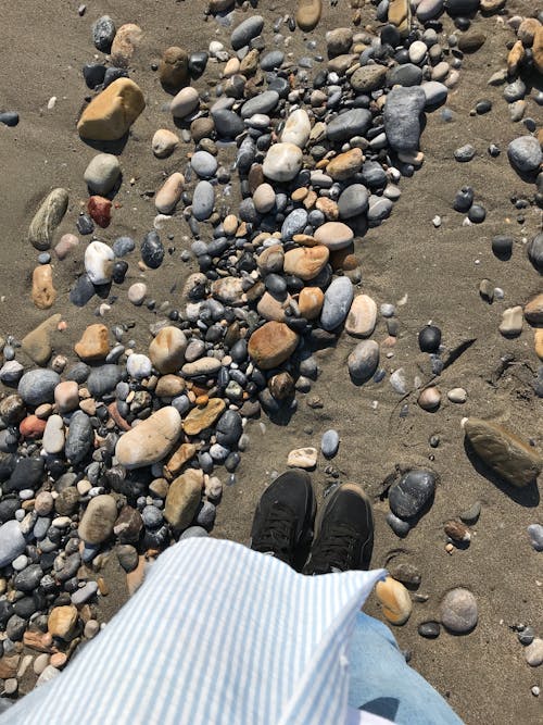 卵石, 垂直拍攝, 海灘 的 免費圖庫相片