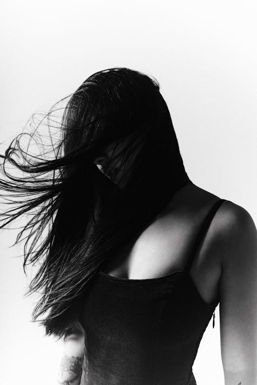 Foto profissional grátis de balançando o cabelo, escala de cinza, fundo branco