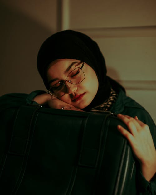 Kostnadsfri bild av glasögon, hijab, kvinna