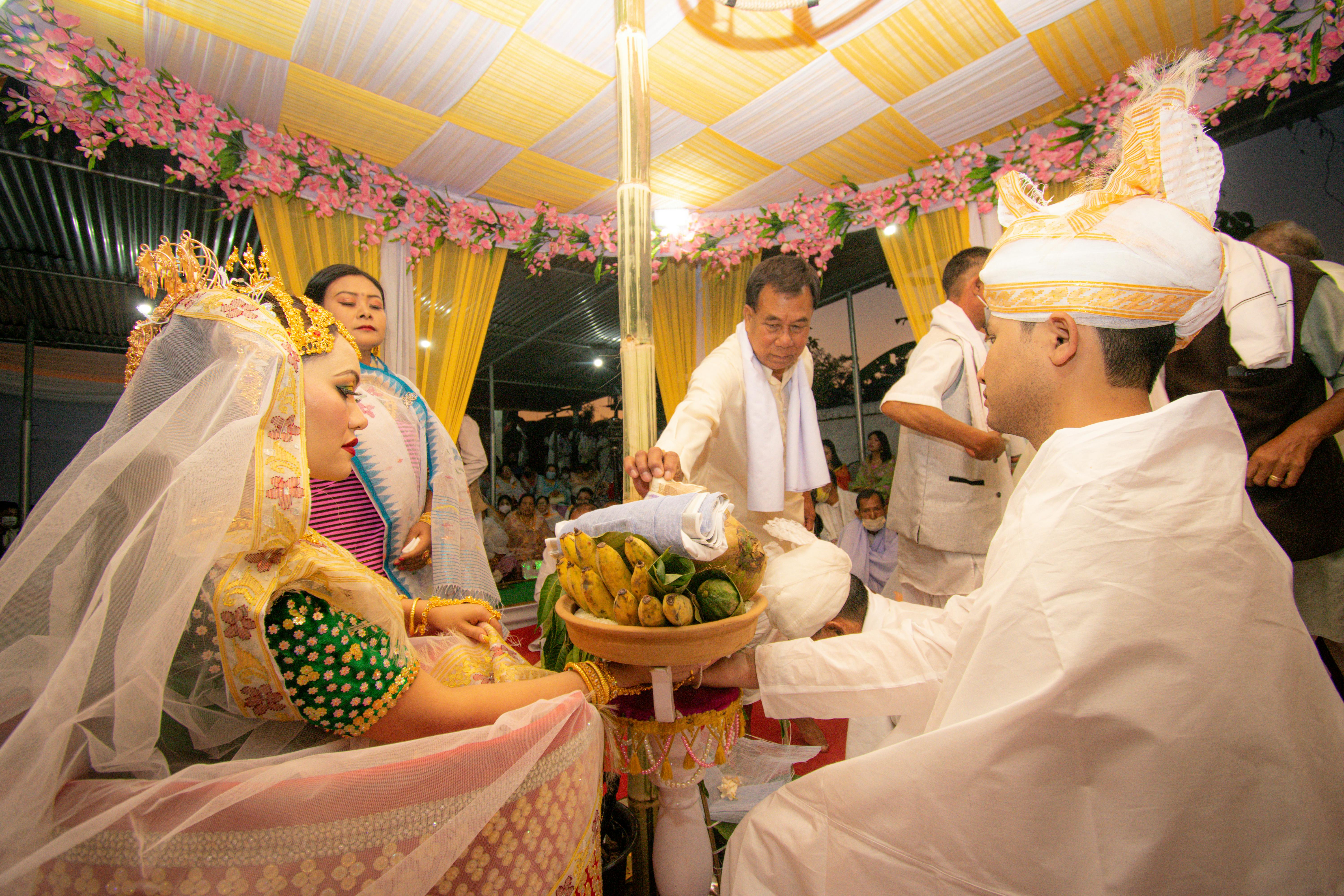मणिपुरी वेडिंग: घर से भागकर और अरेंज मैरिज शादी की मंत्रमुग्ध कर देने वाली  रस्में और परंपराएं | Manipuri Wedding: the Colours & Beauty of North East  know in Hindi - Hindi Boldsky
