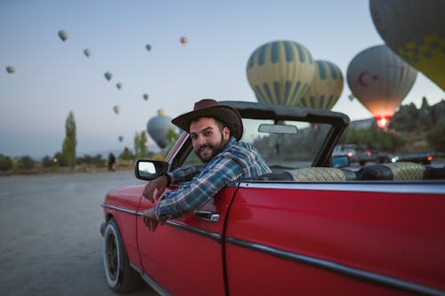 adam, araba, cabrio içeren Ücretsiz stok fotoğraf