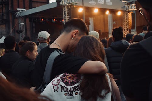 Foto profissional grátis de abraçando, apresentação, casal jovem