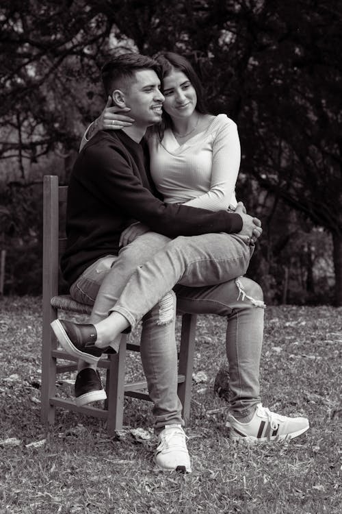 Foto profissional grátis de abraçando, cadeira, casal