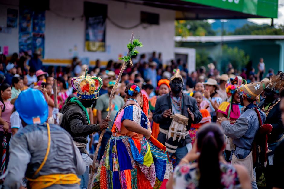 Vibrante festival callejero que muestra danzas tradicionales y trajes coloridos, creando una atmósfera de celebración cultural.