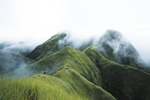 Kostnadsfri bild av bergstoppar, grön, kullar