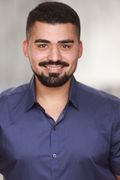 Portrait souriant d'un client barbu