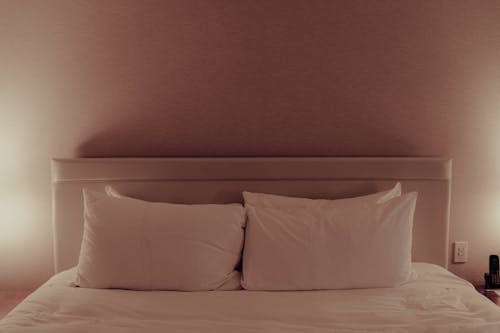 Бесплатное стоковое фото с гостиница, интерьер, кровать
