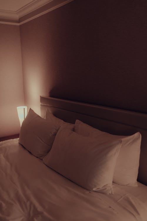 Gratis stockfoto met bed, dim verlicht, gezellig