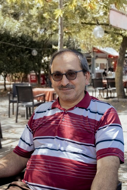 Free Smiling man with sunglasses outdoors in a casual setting. Stock Photo