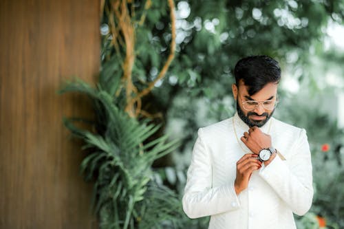 Imagine de stoc gratuită din bărbat indian, cămașă albă, ceas de mână