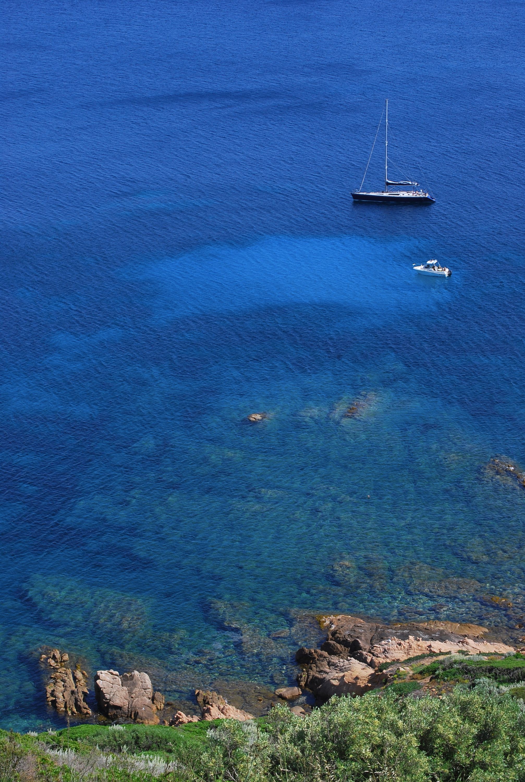 Voiliers naviguant dans les eaux bleues au large d'Ajaccio