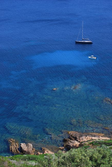 Voiliers naviguant dans les eaux bleues au large d'Ajaccio