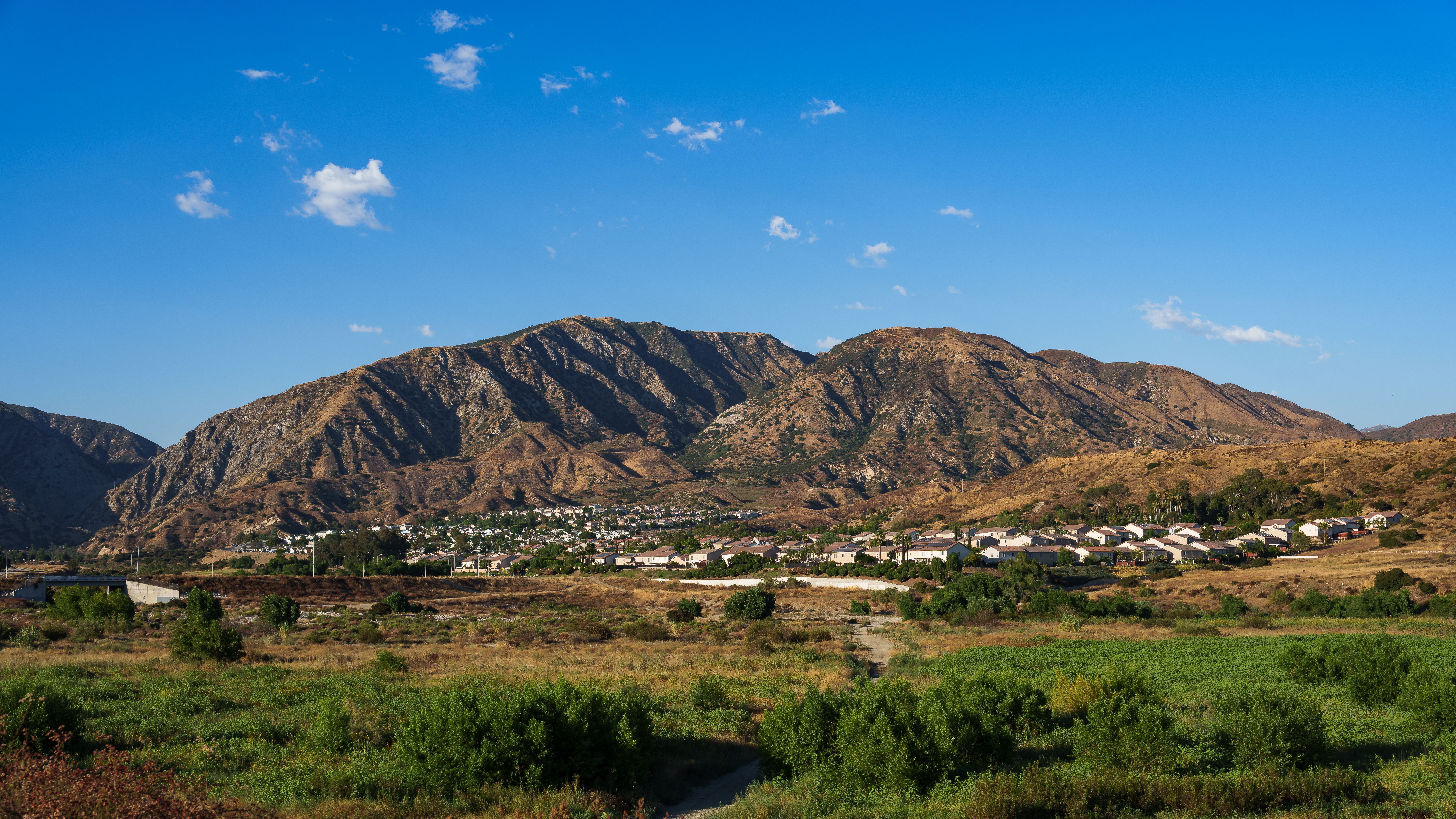 A view of a small town and mountains · Free Stock Photo