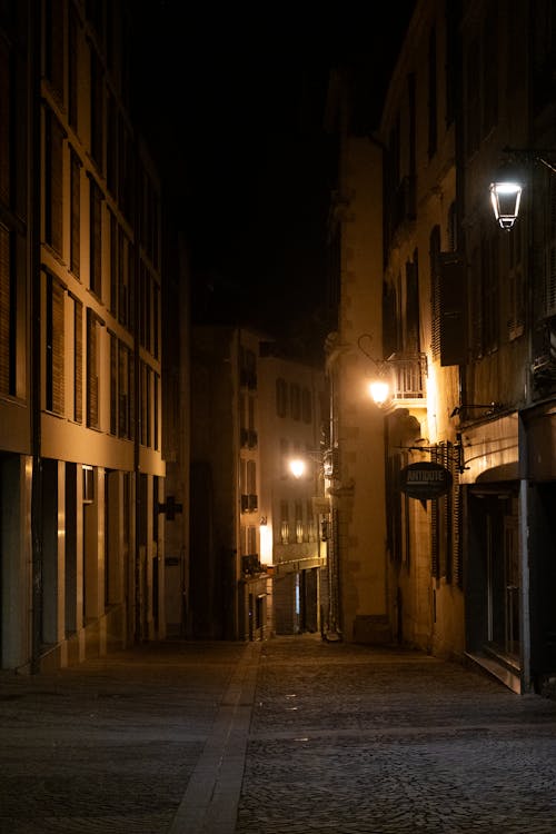 シティ, 垂直ショット, 夜の無料の写真素材