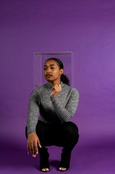 时尚女性在工作室中展现风格与优雅