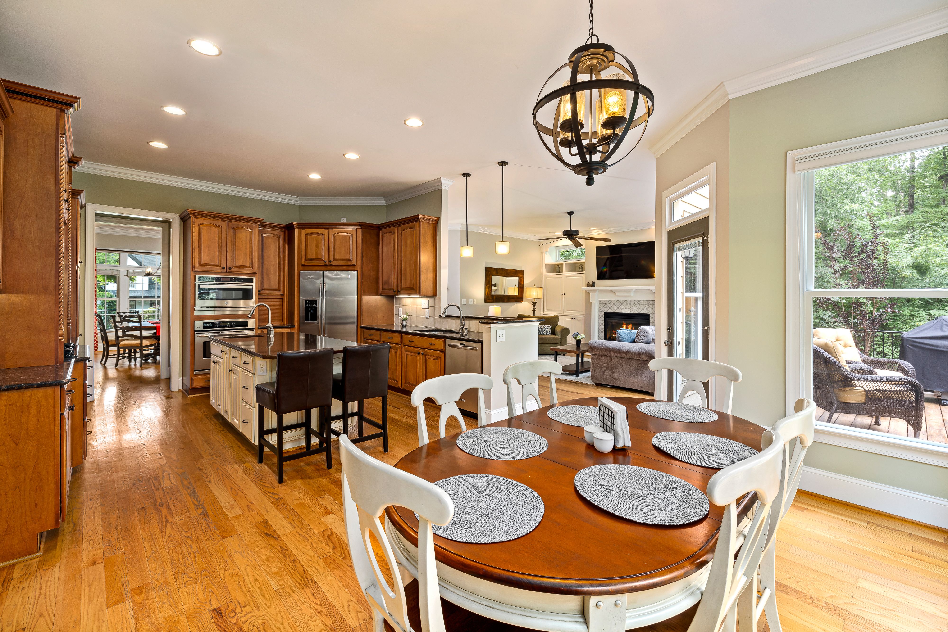 White and Brown Dining Table and Chairs · Free Stock Photo