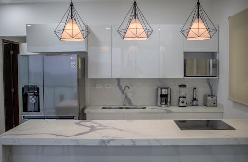 Kitchen with an Island and Marble Worktop
