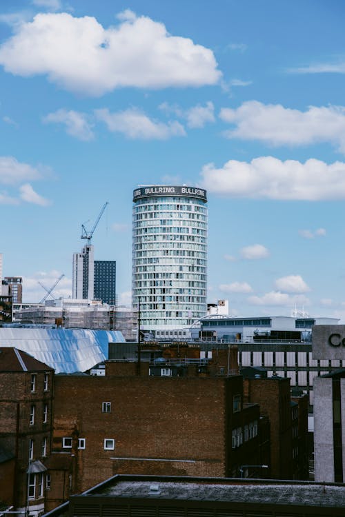 Безкоштовне стокове фото на тему «блакитне небо, будівлі, вертикальні постріл»