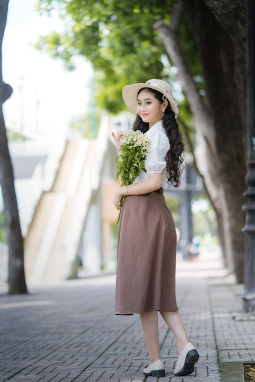 Gratis stockfoto met Aziatische vrouw, bloemen, boeket