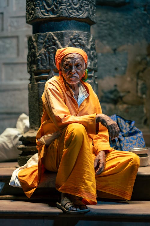 Kostenloses Stock Foto zu geistigkeit, gelbes kleid, hindu