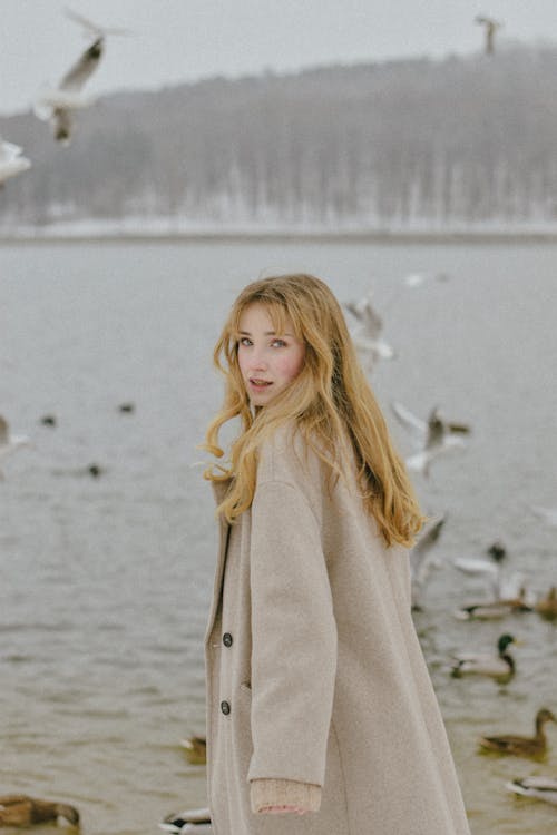 Základová fotografie zdarma na téma blond, břeh jezera, kabát