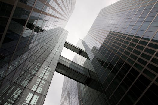 现代摩天大楼低角度视图，带有玻璃外墙和天桥