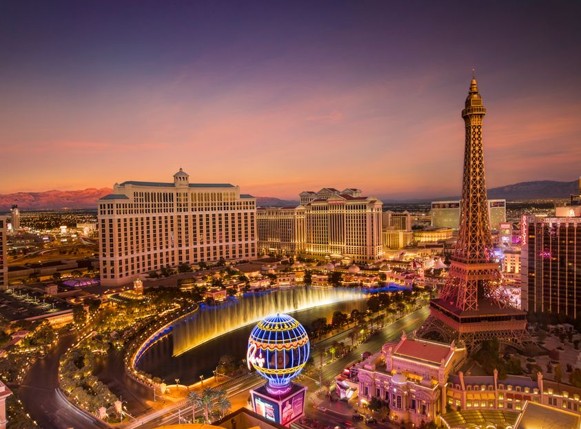 Blackjack Tisch im Online Casino mit Spielkarten und Chips