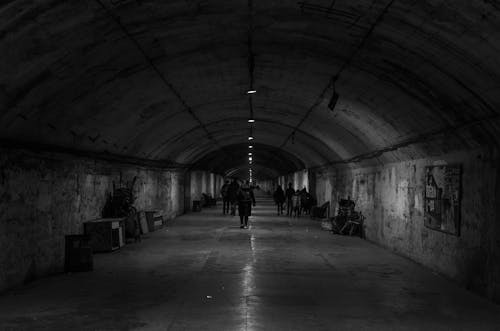 Darmowe zdjęcie z galerii z chodzenie, ciemność, czarno-biały