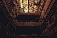 废弃工业仓库内部灯光明亮，景象忧郁