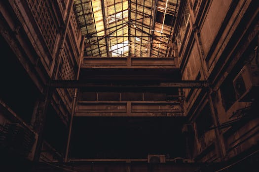 废弃工业仓库内部灯光明亮，景象忧郁