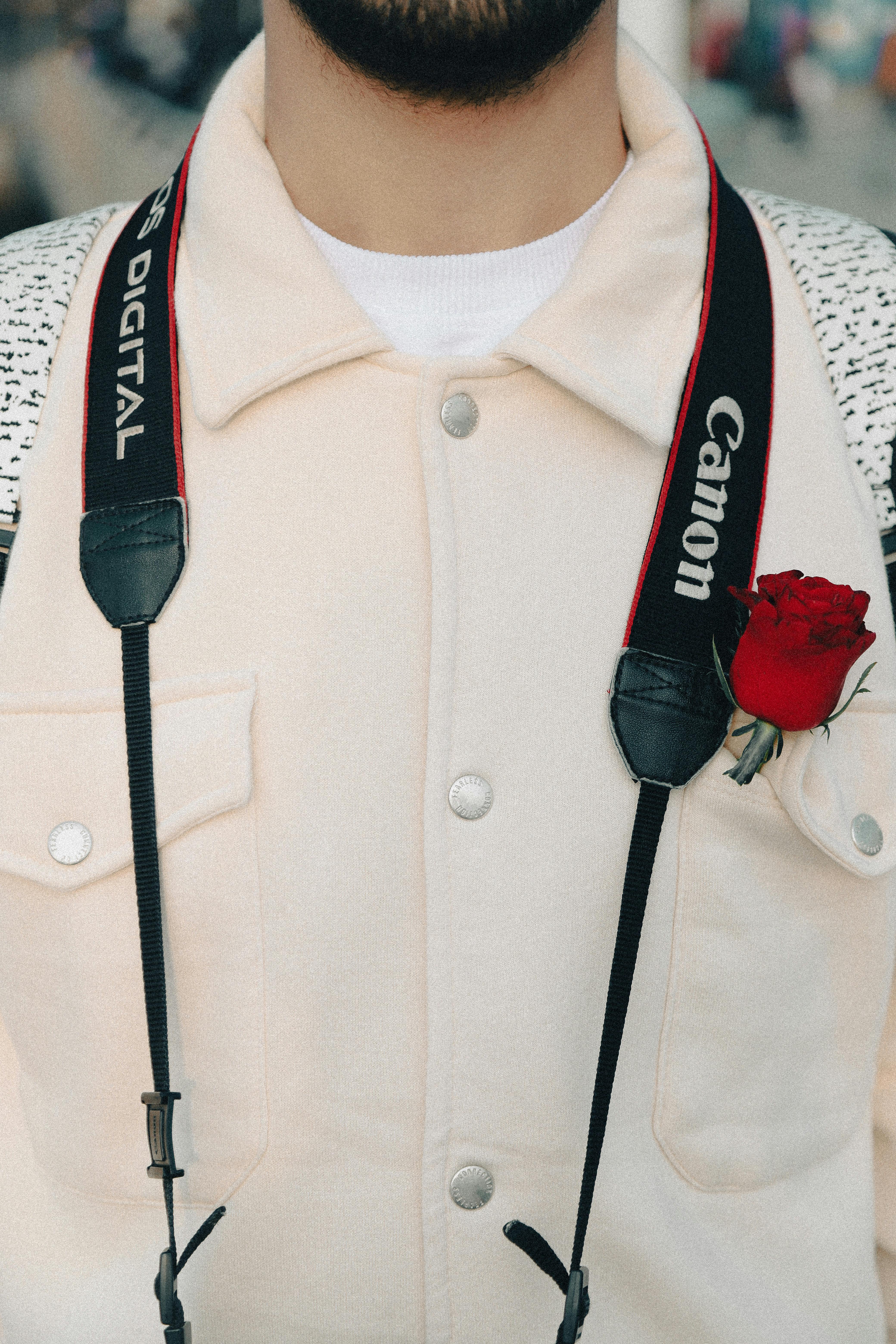 bezplatná Základová fotografie zdarma na téma bílá košile, červená, detail látky Základová fotografie