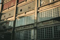 从低角度看去，一座废弃建筑有着大玻璃窗和饱经风霜的立面