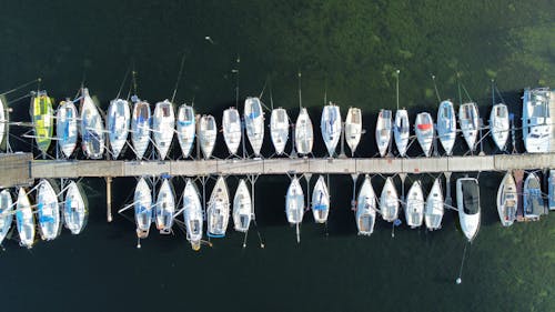 Photos gratuites de à quai, bateaux à moteur, photo avec un drone