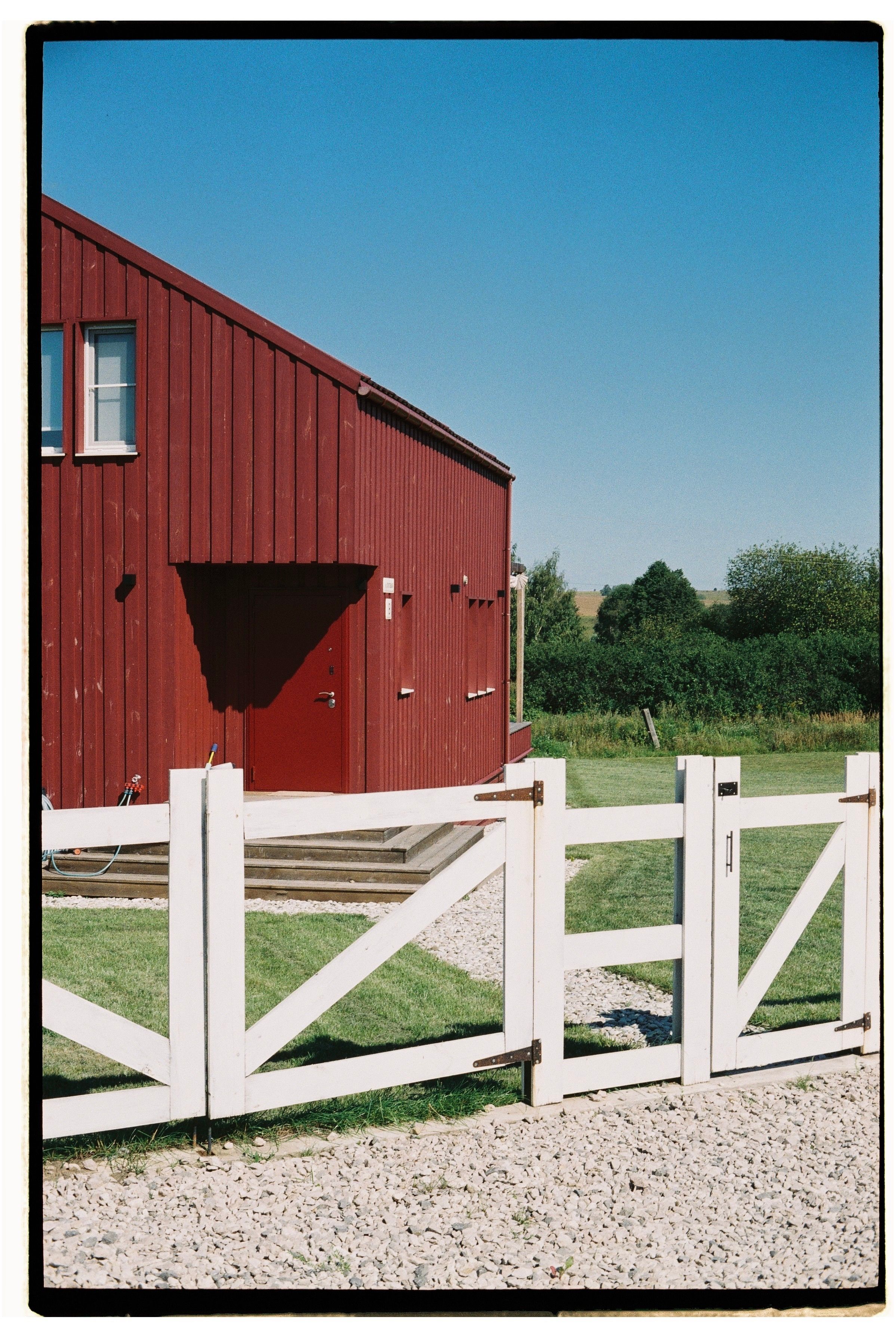 White Fence and Brown Wooden Rural House · Free Stock Photo