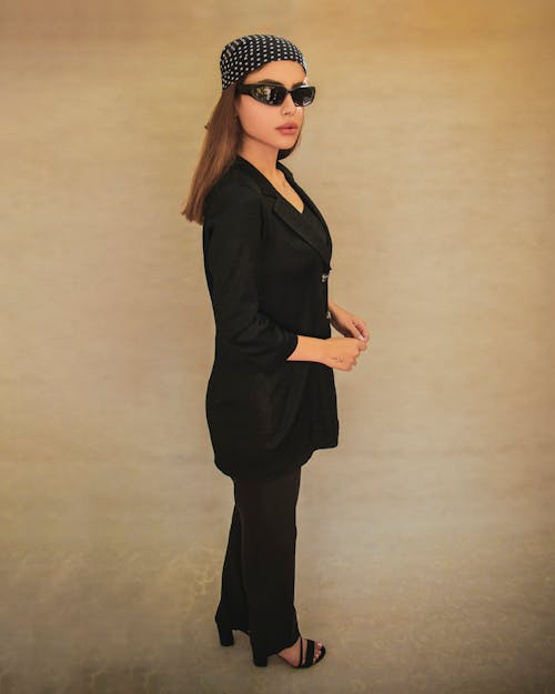 Fotobanka s bezplatnými fotkami na tému bruneta, čierna bunda, elegantný