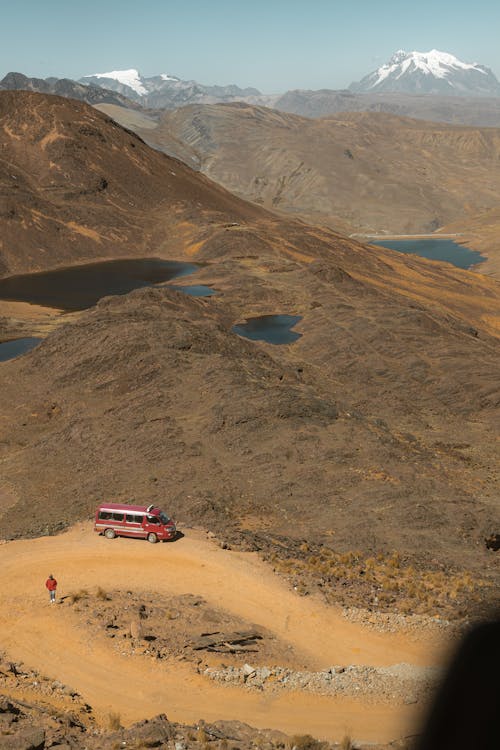 Fotos de stock gratuitas de aparcado, autobús rojo, caminando