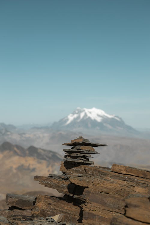 Безкоштовне стокове фото на тему «блакитне небо, вертикальні постріл, вершина гори»