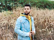 年轻人穿着牛仔夹克，在阳光明媚的田野里享受乡村的一天