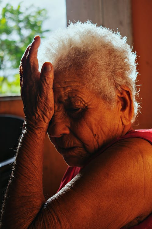 Kostenloses Stock Foto zu frau, graue haare, hand auf die stirn