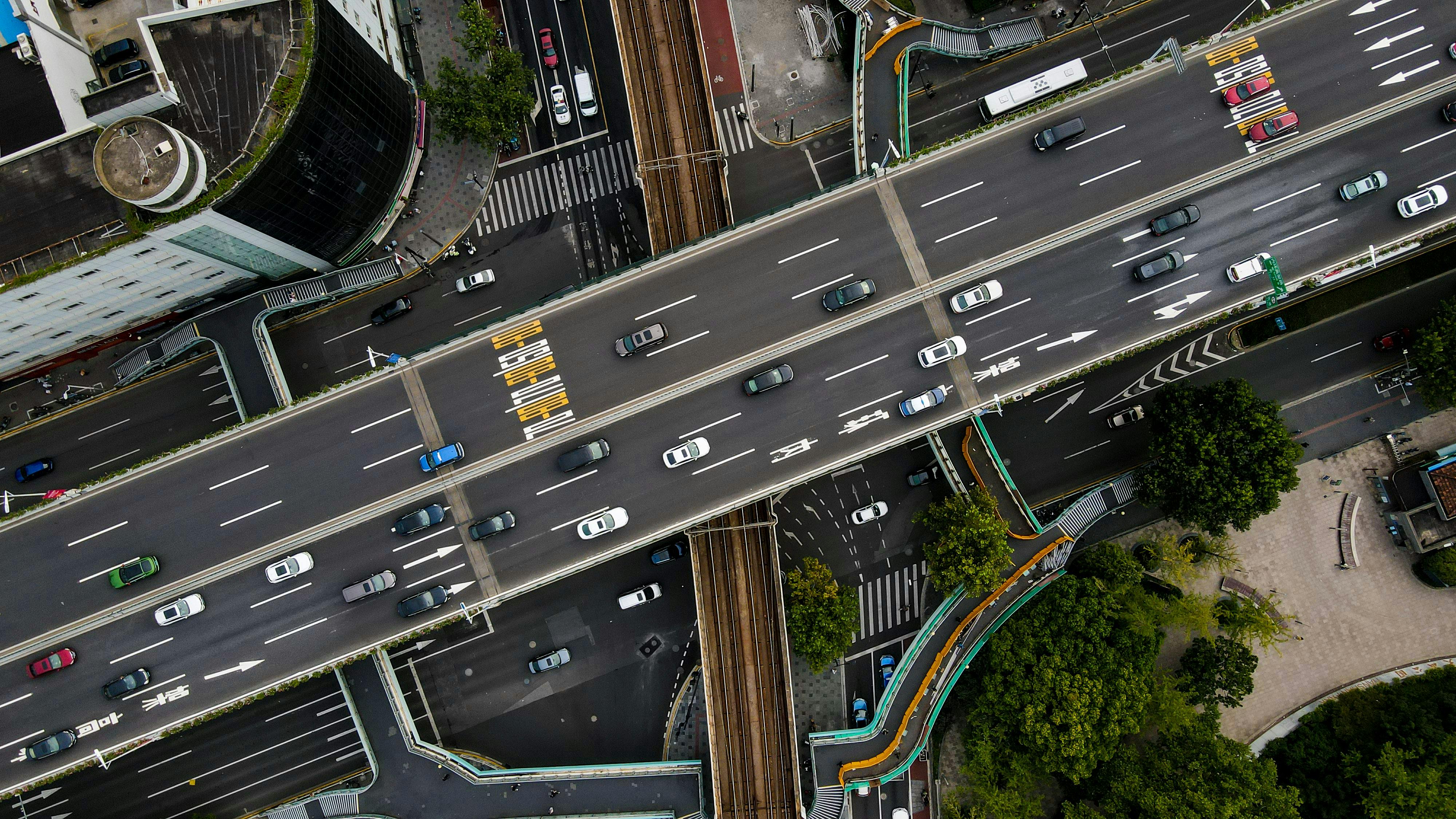 Sensors and Connectivity Make Autonomous Driving Smarter — Photo by 隔壁光头老王 WangMing'Photo on Pexels